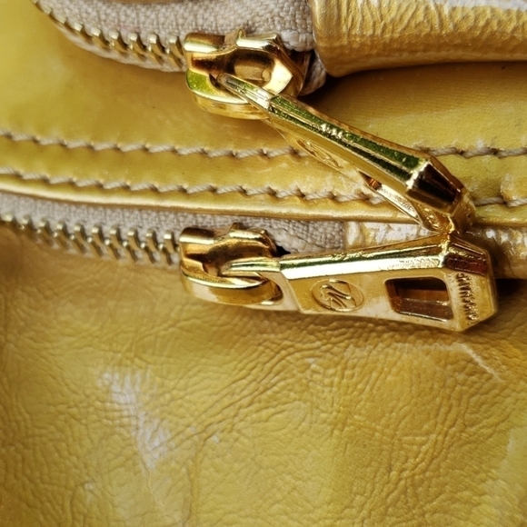 𝅺LONGCHAMP TRAVEL weekender gold/yellow patent leather satchel gold hardware. - Picture 4 of 17